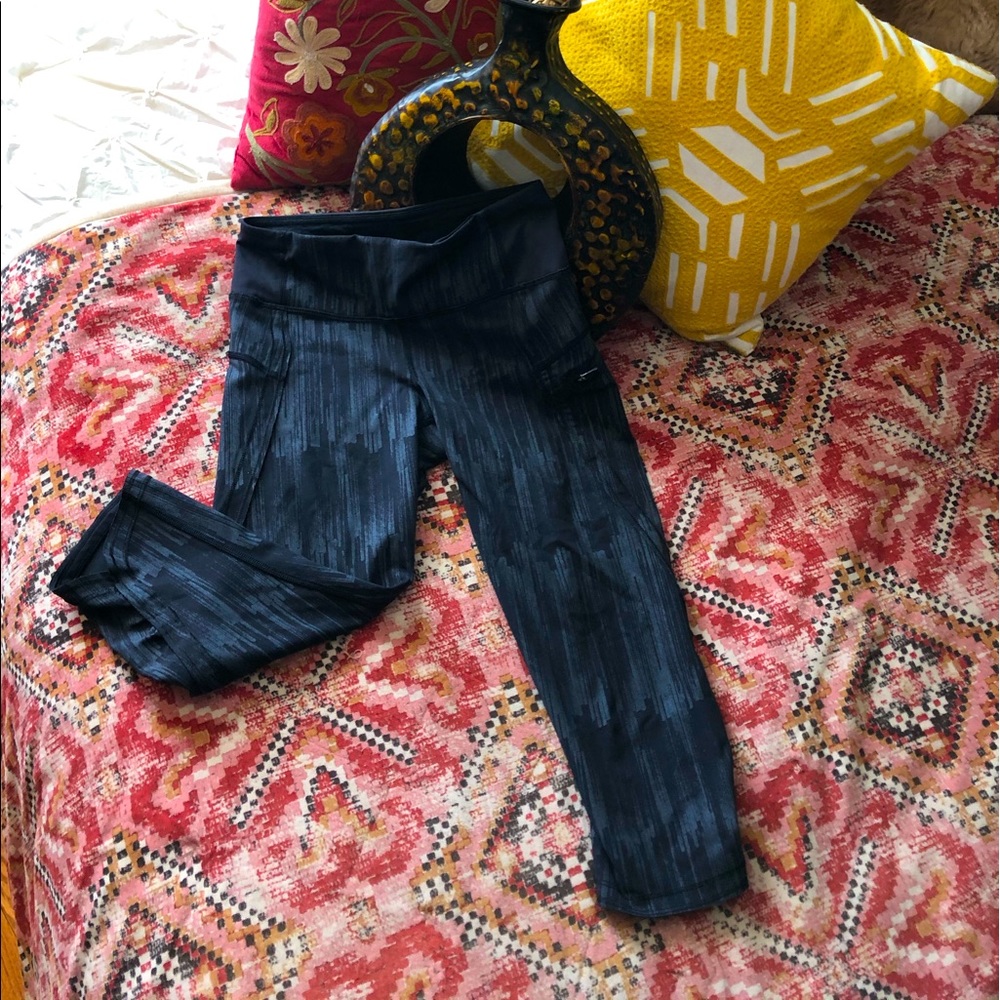 Lululemon Cropped Capri Leggings - Picture 2 of 10